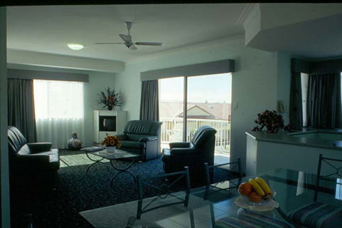 Runaway Bay Motor Inn - Northern Rivers Accommodation 4