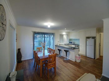DBJ Holiday Units - Northern Rivers Accommodation 1