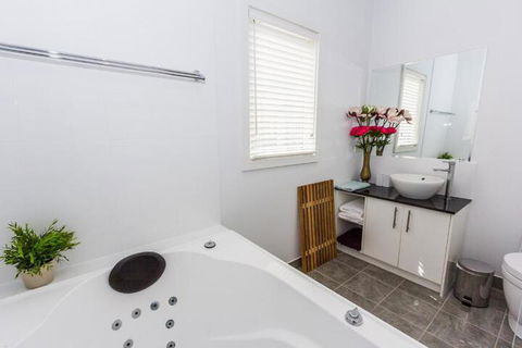 Seaside Spa Retreat - Northern Rivers Accommodation 4