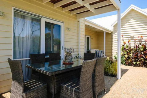 Seaside Spa Retreat - Northern Rivers Accommodation 3