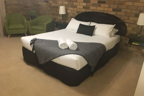 Magdala Motor Lodge & Lakeside Restaurant - Northern Rivers Accommodation 4