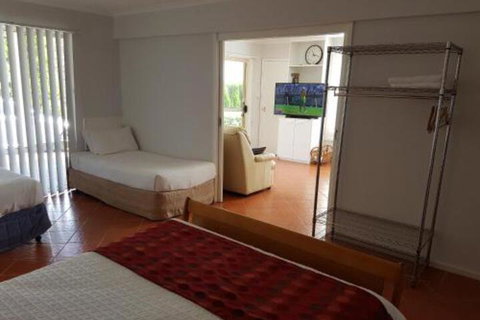 Corlette Poolside Getaway - Northern Rivers Accommodation 6