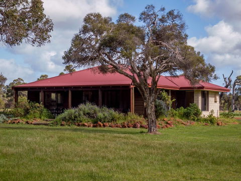 Dunsborough Rail Carriages & Farm Cottages - Northern Rivers Accommodation 2