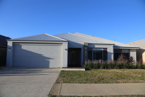 Rainbow Dream House PERTH Holiday Home - Northern Rivers Accommodation 0