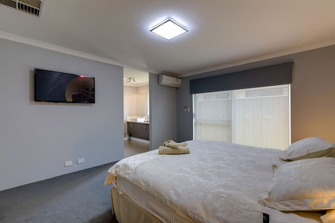 Rainbow Dream House PERTH Holiday Home - Northern Rivers Accommodation 2