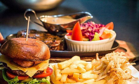 Squires Loft City Grill Room - Northern Rivers Accommodation 1
