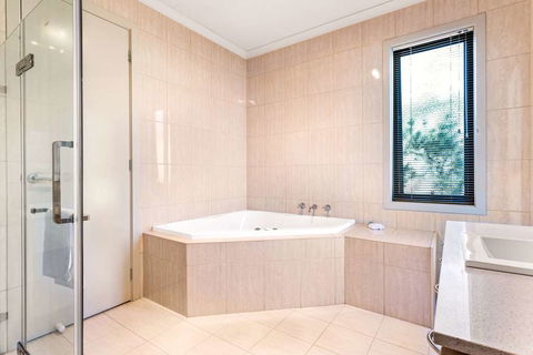 Quality Suites Point Cook Seasons 5 - Northern Rivers Accommodation 7
