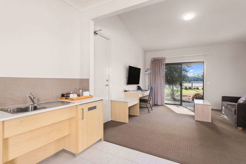 Quality Suites Point Cook Seasons 5 - Northern Rivers Accommodation 16