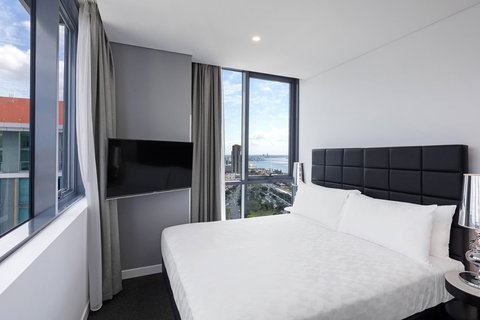 Meriton Suites Southport - Northern Rivers Accommodation 5
