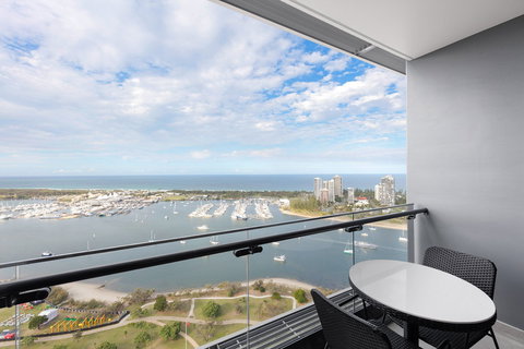 Meriton Suites Southport - Northern Rivers Accommodation 7