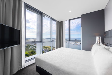 Meriton Suites Southport - Northern Rivers Accommodation 9