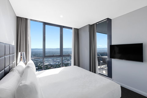 Meriton Suites Southport - Northern Rivers Accommodation 11