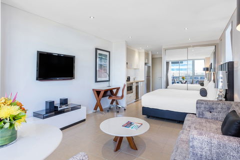 Meriton Suites Broadbeach - Northern Rivers Accommodation 0