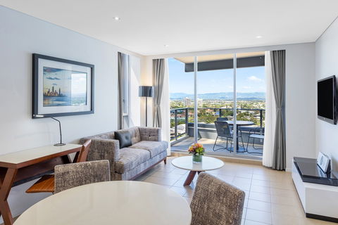 Meriton Suites Broadbeach - Northern Rivers Accommodation 2
