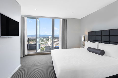 Meriton Suites Broadbeach - Northern Rivers Accommodation 6