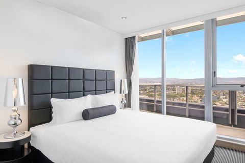 Meriton Suites Broadbeach - Northern Rivers Accommodation 7