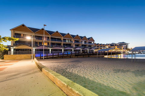 Dolphin Quay Apartment Hotel - Northern Rivers Accommodation 0