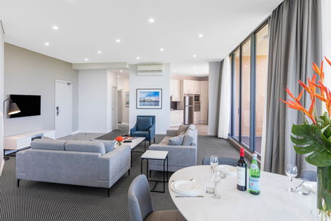 Meriton Suites Waterloo - Northern Rivers Accommodation 6