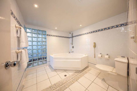 DoubleTree by Hilton Cairns - Northern Rivers Accommodation 9