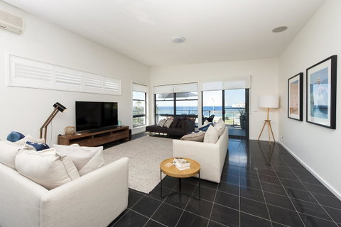 Mollymook Beachfront Penthouse 9 - Northern Rivers Accommodation 1