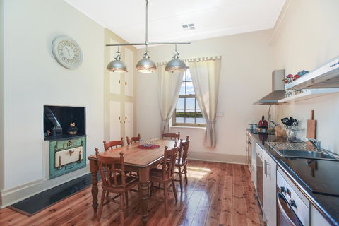 Wellington Courthouse - Northern Rivers Accommodation 23