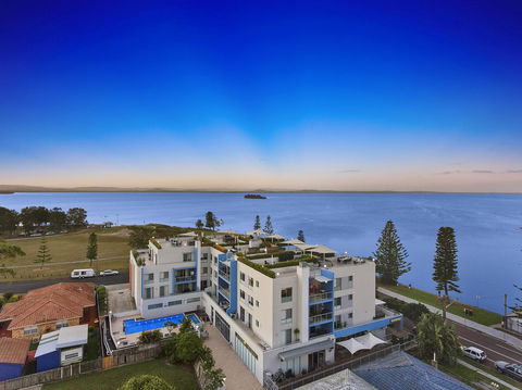 Lakeside Waterfront Apartment The Entrance - Northern Rivers Accommodation 16