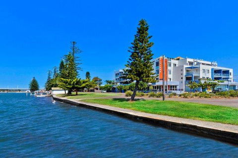 Lakeside Waterfront Apartment The Entrance - Northern Rivers Accommodation 39