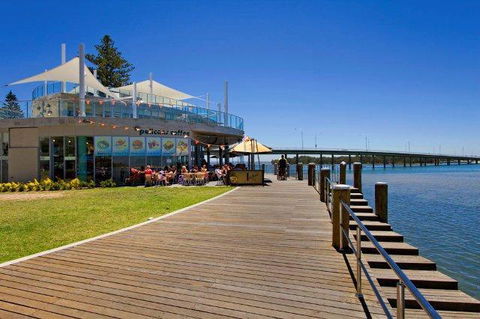 Lakeside Waterfront Apartment The Entrance - Northern Rivers Accommodation 40