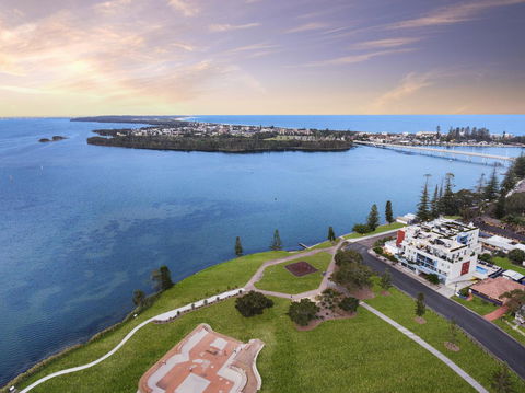 Lakeside Waterfront Apartment The Entrance - Northern Rivers Accommodation 18