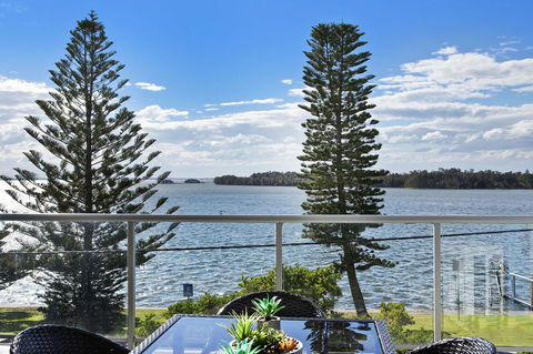 Lakeside Waterfront Apartment The Entrance - Northern Rivers Accommodation 29