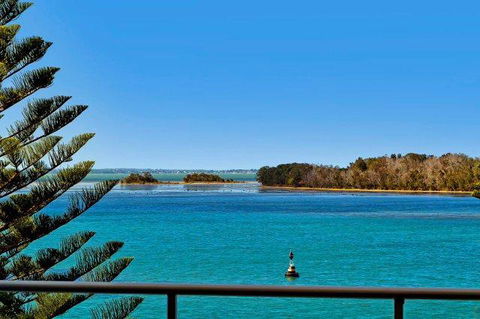 Lakeside Waterfront Apartment The Entrance - Northern Rivers Accommodation 34
