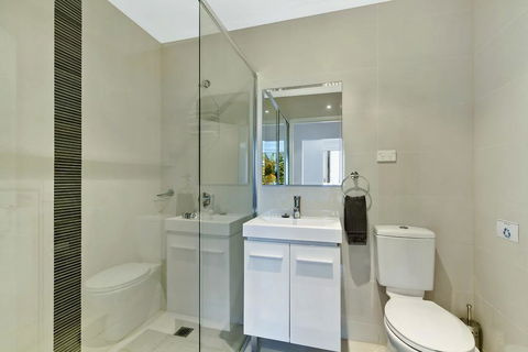 Lakeside Waterfront Apartment The Entrance - Northern Rivers Accommodation 11
