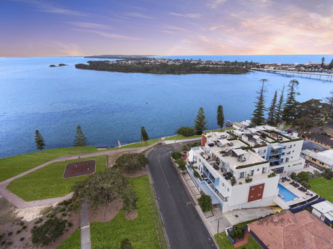 Lakeside Waterfront Apartment The Entrance - Northern Rivers Accommodation 17