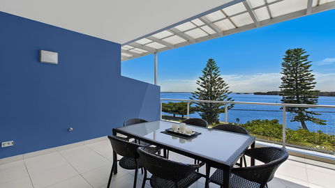 Lakeside Waterfront Apartment The Entrance - Northern Rivers Accommodation 32