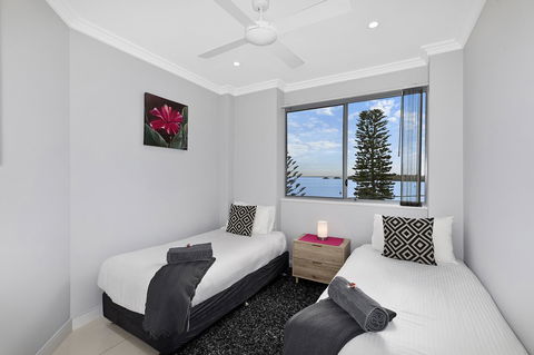 Lakeside Waterfront Apartment The Entrance - Northern Rivers Accommodation 9
