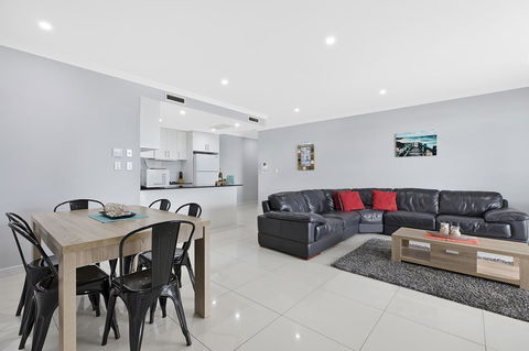 Lakeside Waterfront Apartment The Entrance - Northern Rivers Accommodation 5