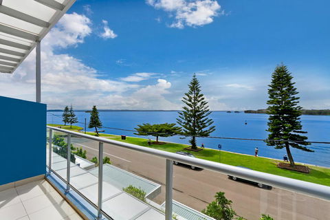 Lakeside Waterfront Apartment The Entrance - Northern Rivers Accommodation 33