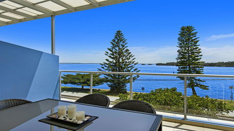 Lakeside Waterfront Apartment The Entrance - Northern Rivers Accommodation 0