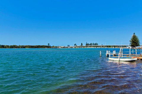 Lakeside Waterfront Apartment The Entrance - Northern Rivers Accommodation 35