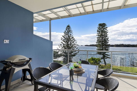 Lakeside Waterfront Apartment The Entrance - Northern Rivers Accommodation 30