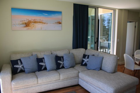 Beachside Luxury Apartments One & Two Bedroom In Beachfront Oaks Pier Building - Northern Rivers Accommodation 11