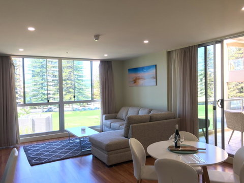 Beachside Luxury Apartments One & Two Bedroom In Beachfront Oaks Pier Building - Northern Rivers Accommodation 3