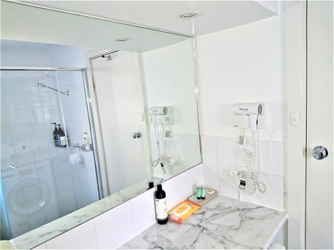 Hi 5 Glenelg Studio Apartment - Northern Rivers Accommodation 6