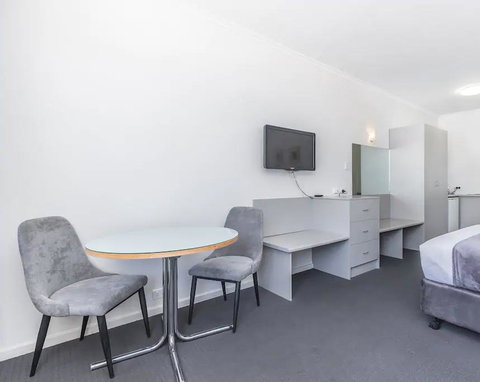 Hi 5 Glenelg Studio Apartment - Northern Rivers Accommodation 8