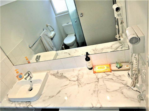Hi 5 Glenelg Studio Apartment - Northern Rivers Accommodation 5