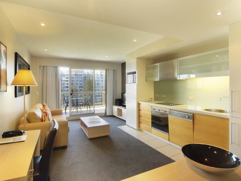 Oaks Glenelg Plaza Pier Suites - Northern Rivers Accommodation 6