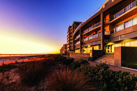 Oaks Glenelg Plaza Pier Suites - Northern Rivers Accommodation 0