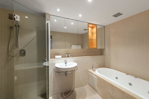 Oaks Glenelg Plaza Pier Suites - Northern Rivers Accommodation 3