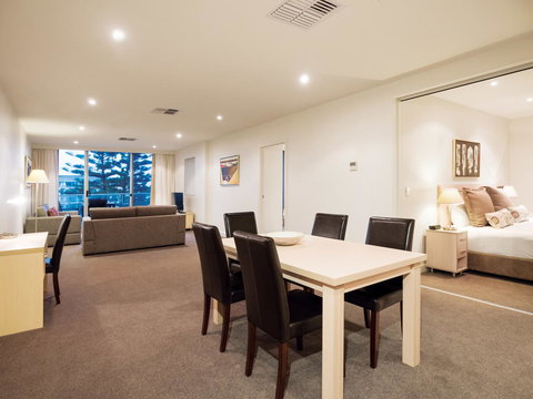 Oaks Glenelg Liberty Suites - Northern Rivers Accommodation 24