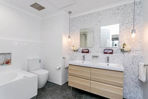 Heart Of Glenelg BnB - Northern Rivers Accommodation 3
